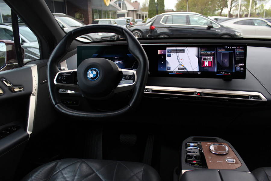 BMW iX xDrive40 High Executive 77 kWh / Trekhaak / Panoramadak / 360Camera / Head-up / Leder / Softclose / Harman Kardon / 21'' / Keyless / Stoelventilatie+Verwarming / Stuurverwarming / Dodehoek / DAB / ACC
