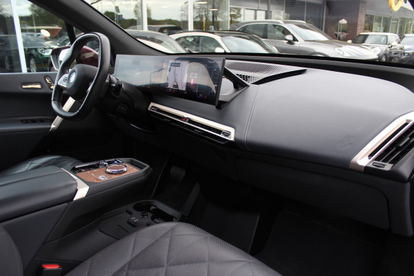 BMW iX xDrive40 High Executive 77 kWh / Trekhaak / Panoramadak / 360Camera / Head-up / Leder / Softclose / Harman Kardon / 21'' / Keyless / Stoelventilatie+Verwarming / Stuurverwarming / Dodehoek / DAB / ACC