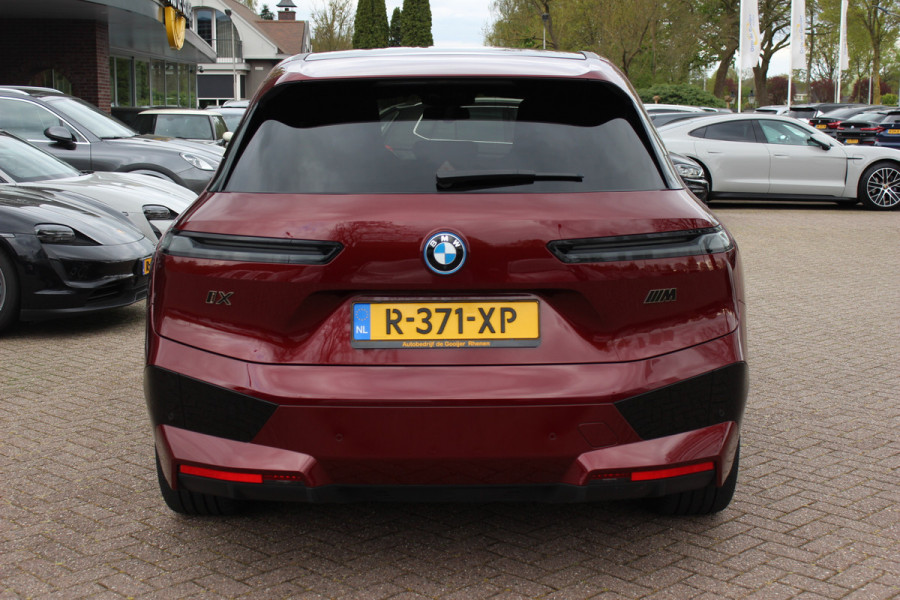 BMW iX xDrive40 High Executive 77 kWh / Trekhaak / Panoramadak / 360Camera / Head-up / Leder / Softclose / Harman Kardon / 21'' / Keyless / Stoelventilatie+Verwarming / Stuurverwarming / Dodehoek / DAB / ACC