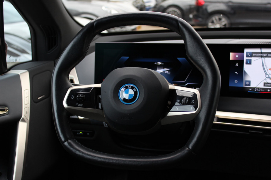 BMW iX xDrive40 High Executive 77 kWh / Trekhaak / Panoramadak / 360Camera / Head-up / Leder / Softclose / Harman Kardon / 21'' / Keyless / Stoelventilatie+Verwarming / Stuurverwarming / Dodehoek / DAB / ACC