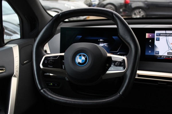 BMW iX xDrive40 High Executive 77 kWh / Trekhaak / Panoramadak / 360Camera / Head-up / Leder / Softclose / Harman Kardon / 21'' / Keyless / Stoelventilatie+Verwarming / Stuurverwarming / Dodehoek / DAB / ACC