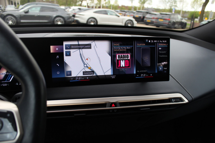 BMW iX xDrive40 High Executive 77 kWh / Trekhaak / Panoramadak / 360Camera / Head-up / Leder / Softclose / Harman Kardon / 21'' / Keyless / Stoelventilatie+Verwarming / Stuurverwarming / Dodehoek / DAB / ACC
