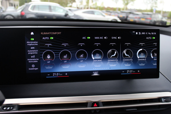 BMW iX xDrive40 High Executive 77 kWh / Trekhaak / Panoramadak / 360Camera / Head-up / Leder / Softclose / Harman Kardon / 21'' / Keyless / Stoelventilatie+Verwarming / Stuurverwarming / Dodehoek / DAB / ACC