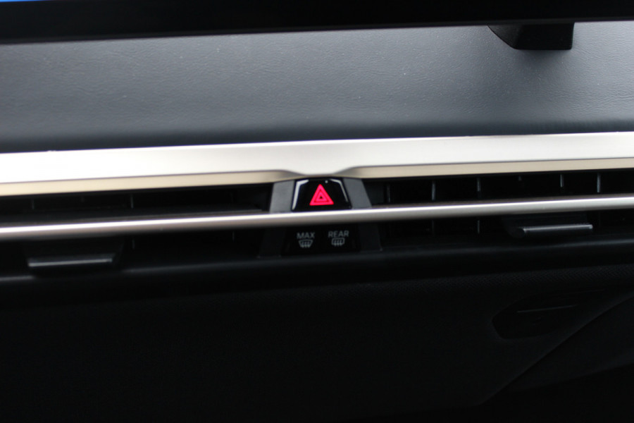 BMW iX xDrive40 High Executive 77 kWh / Trekhaak / Panoramadak / 360Camera / Head-up / Leder / Softclose / Harman Kardon / 21'' / Keyless / Stoelventilatie+Verwarming / Stuurverwarming / Dodehoek / DAB / ACC