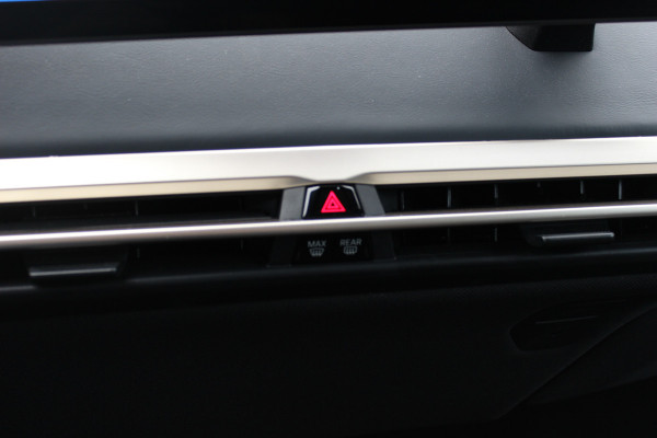 BMW iX xDrive40 High Executive 77 kWh / Trekhaak / Panoramadak / 360Camera / Head-up / Leder / Softclose / Harman Kardon / 21'' / Keyless / Stoelventilatie+Verwarming / Stuurverwarming / Dodehoek / DAB / ACC