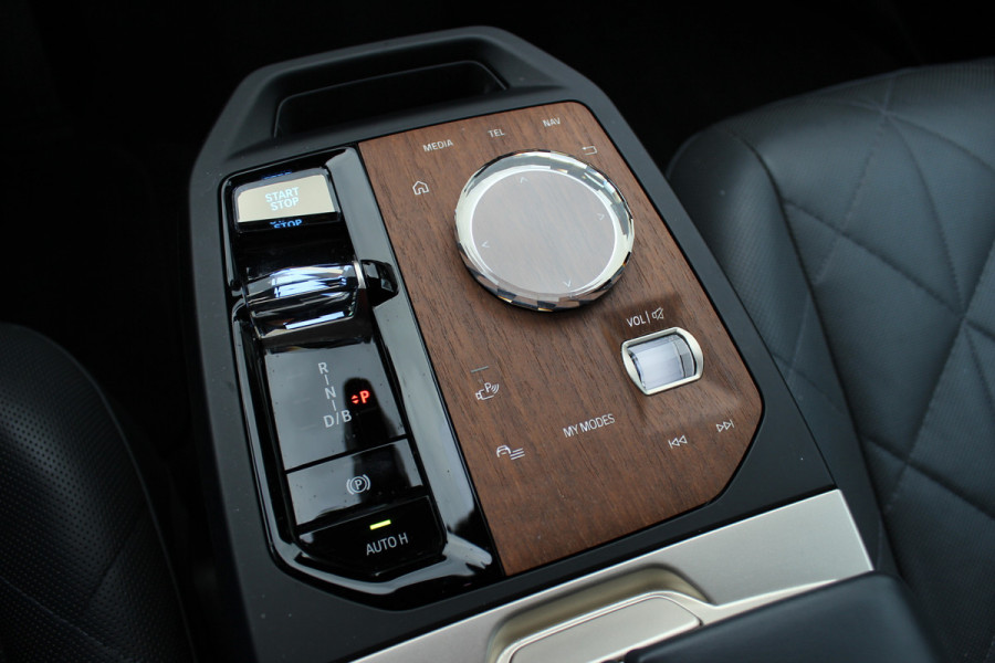 BMW iX xDrive40 High Executive 77 kWh / Trekhaak / Panoramadak / 360Camera / Head-up / Leder / Softclose / Harman Kardon / 21'' / Keyless / Stoelventilatie+Verwarming / Stuurverwarming / Dodehoek / DAB / ACC