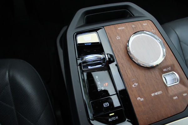 BMW iX xDrive40 High Executive 77 kWh / Trekhaak / Panoramadak / 360Camera / Head-up / Leder / Softclose / Harman Kardon / 21'' / Keyless / Stoelventilatie+Verwarming / Stuurverwarming / Dodehoek / DAB / ACC