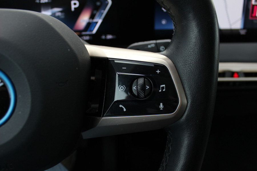 BMW iX xDrive40 High Executive 77 kWh / Trekhaak / Panoramadak / 360Camera / Head-up / Leder / Softclose / Harman Kardon / 21'' / Keyless / Stoelventilatie+Verwarming / Stuurverwarming / Dodehoek / DAB / ACC
