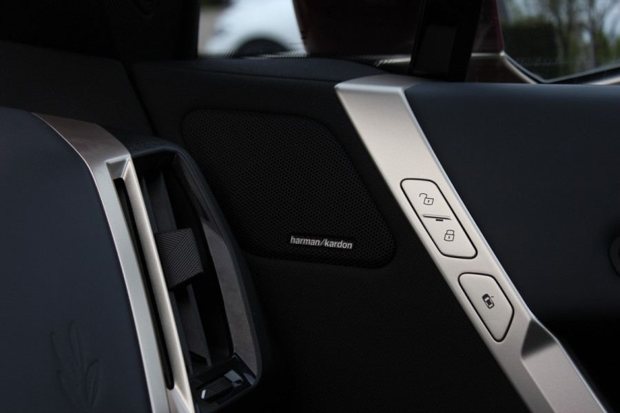 BMW iX xDrive40 High Executive 77 kWh / Trekhaak / Panoramadak / 360Camera / Head-up / Leder / Softclose / Harman Kardon / 21'' / Keyless / Stoelventilatie+Verwarming / Stuurverwarming / Dodehoek / DAB / ACC