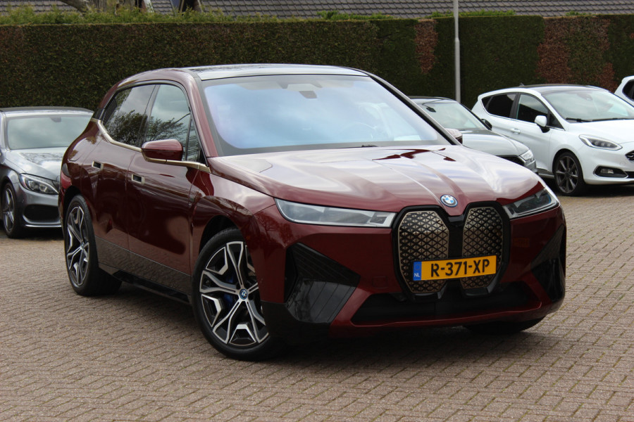 BMW iX xDrive40 High Executive 77 kWh / Trekhaak / Panoramadak / 360Camera / Head-up / Leder / Softclose / Harman Kardon / 21'' / Keyless / Stoelventilatie+Verwarming / Stuurverwarming / Dodehoek / DAB / ACC