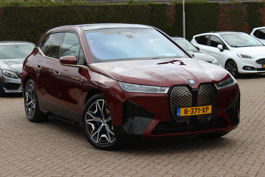 BMW iX xDrive40 High Executive 77 kWh / Trekhaak / Panoramadak / 360Camera / Head-up / Leder / Softclose / Harman Kardon / 21'' / Keyless / Stoelventilatie+Verwarming / Stuurverwarming / Dodehoek / DAB / ACC