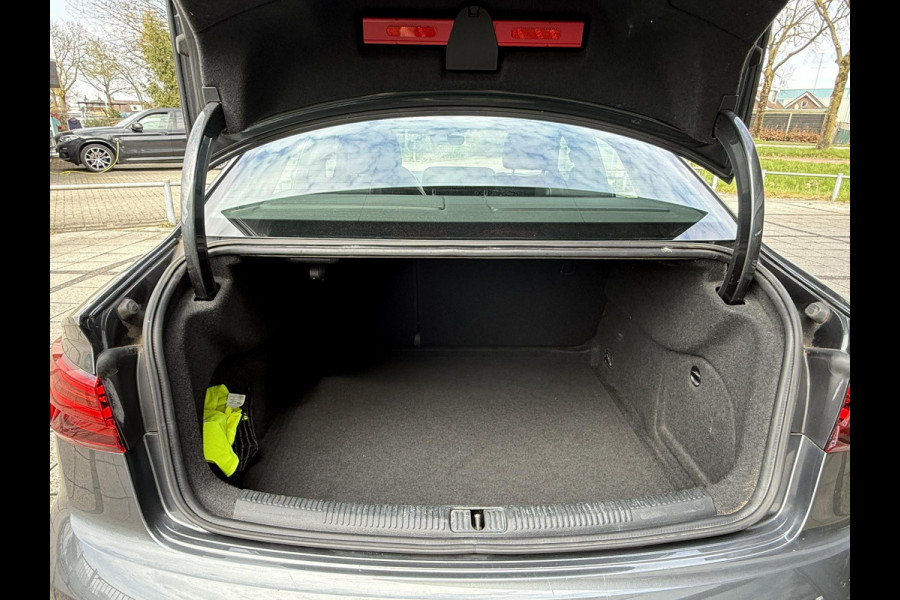 Audi A3 Limousine 30 TFSI S-Line | Trekhaak | Virtual | Navi |