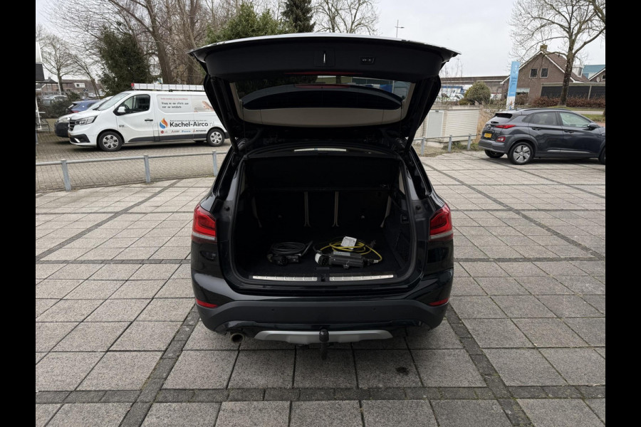 BMW X1 Aut. xDrive25e Executive Edition | SoH 85% | Trekhaak | Navi | Sfeer Verlichting |