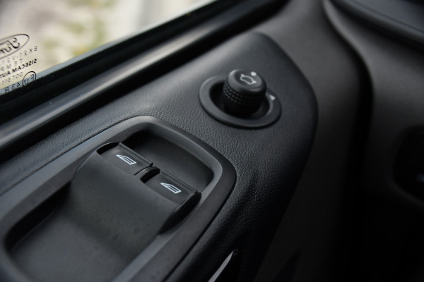 Ford Transit Custom 290 2.0 TDCI L1H1 Sport Camera, Cruise, LED, Leder, Stoelverwarming, 170pk, Automaat, Trekhaak, Voorruit verwarming, Uniek!