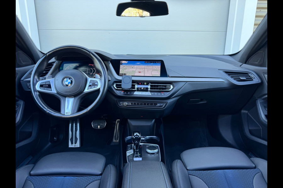 BMW 1-serie 120i Executive Pano/Led/Sfeer/AppleCar