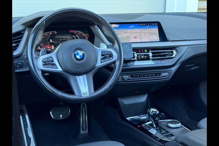 BMW 1-serie 120i Executive Pano/Led/Sfeer/AppleCar