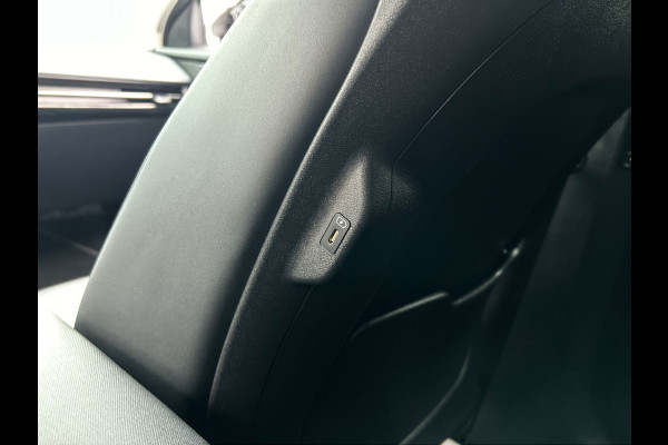 Kia Ev6 Air 58 kWh | Origineel NL | 1e Eigenaar | Trekhaak |Stoel/Stuur Verwarming | Adaptieve Cruise/Control | Camera | Carplay |