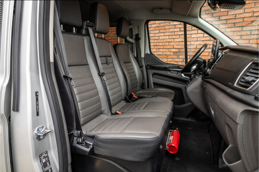 Ford Transit Custom 300 2.0 TDCI 170 PK L2H1 Limited DC | Dubbel cabine | Lederen bekleding | 6-Zitter | Elek stoelen | Navigatie | CarPlay | Camera | DAB | Dodehoekdetectie | Nieuwe APK | Dealer onderhouden | Euro 6 | BPM Vrij