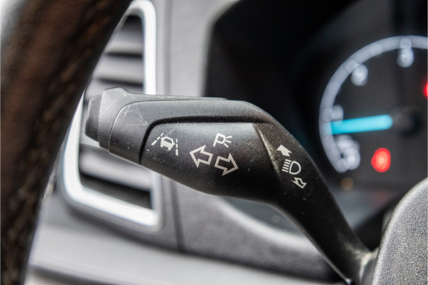 Ford Transit Custom 300 2.0 TDCI 170 PK L2H1 Limited DC | Dubbel cabine | Lederen bekleding | 6-Zitter | Elek stoelen | Navigatie | CarPlay | Camera | DAB | Dodehoekdetectie | Nieuwe APK | Dealer onderhouden | Euro 6 | BPM Vrij