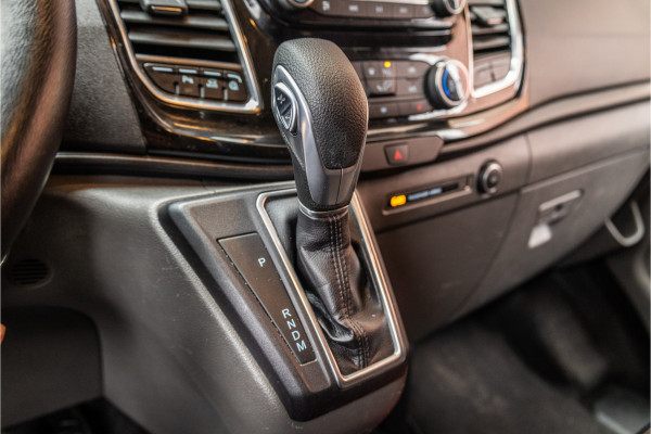 Ford Transit Custom 300 2.0 TDCI 170 PK L2H1 Limited DC | Dubbel cabine | Lederen bekleding | 6-Zitter | Elek stoelen | Navigatie | CarPlay | Camera | DAB | Dodehoekdetectie | Nieuwe APK | Dealer onderhouden | Euro 6 | BPM Vrij