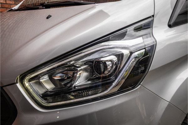 Ford Transit Custom 300 2.0 TDCI 170 PK L2H1 Limited DC | Dubbel cabine | Lederen bekleding | 6-Zitter | Elek stoelen | Navigatie | CarPlay | Camera | DAB | Dodehoekdetectie | Nieuwe APK | Dealer onderhouden | Euro 6 | BPM Vrij