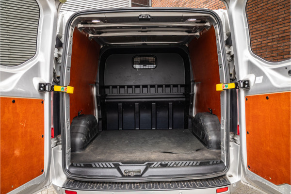 Ford Transit Custom 300 2.0 TDCI 170 PK L2H1 Limited DC | Dubbel cabine | Lederen bekleding | 6-Zitter | Elek stoelen | Navigatie | CarPlay | Camera | DAB | Dodehoekdetectie | Nieuwe APK | Dealer onderhouden | Euro 6 | BPM Vrij