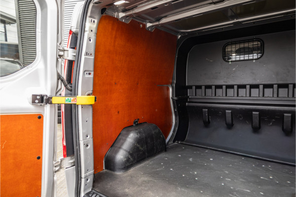 Ford Transit Custom 300 2.0 TDCI 170 PK L2H1 Limited DC | Dubbel cabine | Lederen bekleding | 6-Zitter | Elek stoelen | Navigatie | CarPlay | Camera | DAB | Dodehoekdetectie | Nieuwe APK | Dealer onderhouden | Euro 6 | BPM Vrij
