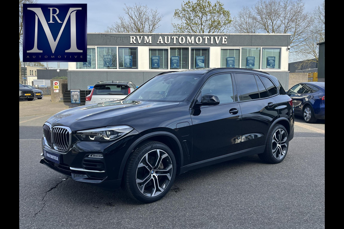 BMW X5 xDrive45e High Executive HARMAN KARDON| ELEK. TREKHAAK|ELEK. SCHUIF/ KANTELDAK| ACHTERBANK VERWARMING| HEAD-UP DISPLAY| DODE HOEK SENSOR| CAMERA| ACHTERAS BESTURING