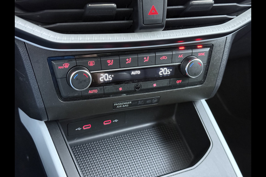 Seat Arona T 96pk NWE Model Two-Tone Navi PDC Apple Carplay Android Cruise Control ECC Style Lmv Privacy Glas Regen-Lichtsensor Isofix DAB Bluetooth Led 1e Eigenaar Origineel Nederlandse Auto