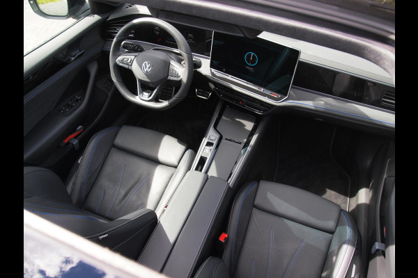 Volkswagen Passat Variant 1.5 eHybrid R-Line Edition | Panoramadak | Black-Style | Head-Up Display | Trekhaak | Sfeerverlichting | NL-Auto |