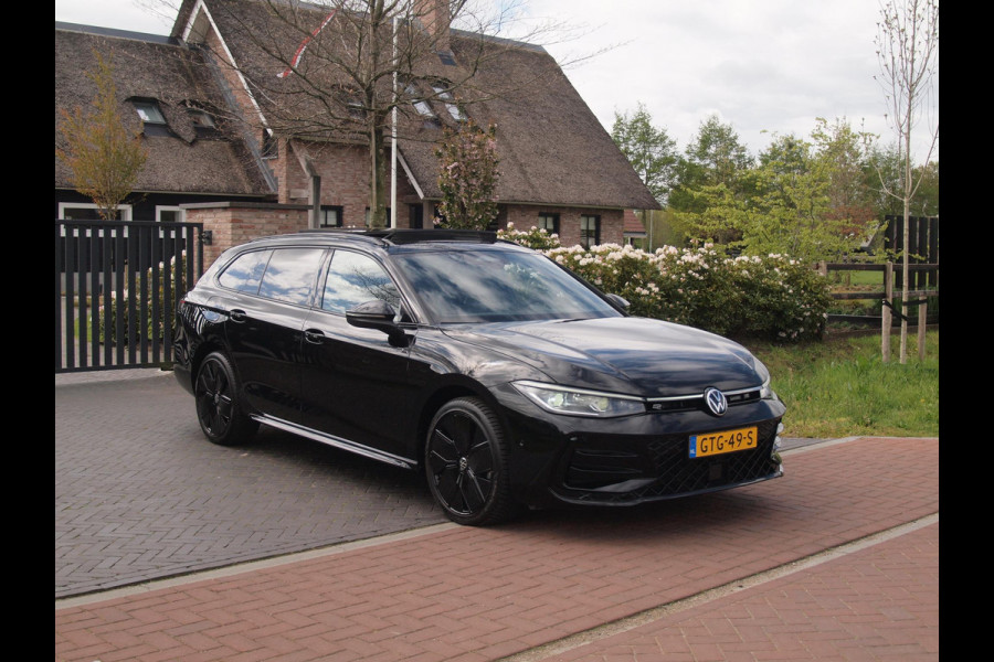 Volkswagen Passat Variant 1.5 eHybrid R-Line Edition | Panoramadak | Black-Style | Head-Up Display | Trekhaak | Sfeerverlichting | NL-Auto |