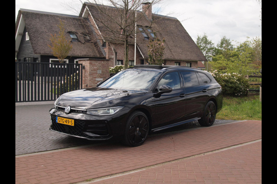 Volkswagen Passat Variant 1.5 eHybrid R-Line Edition | Panoramadak | Black-Style | Head-Up Display | Trekhaak | Sfeerverlichting | NL-Auto |