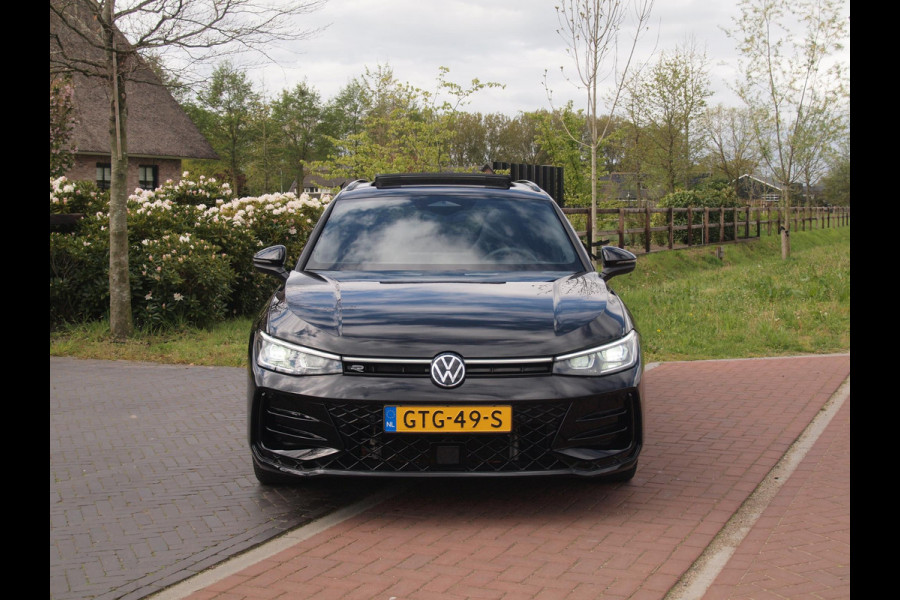 Volkswagen Passat Variant 1.5 eHybrid R-Line Edition | Panoramadak | Black-Style | Head-Up Display | Trekhaak | Sfeerverlichting | NL-Auto |