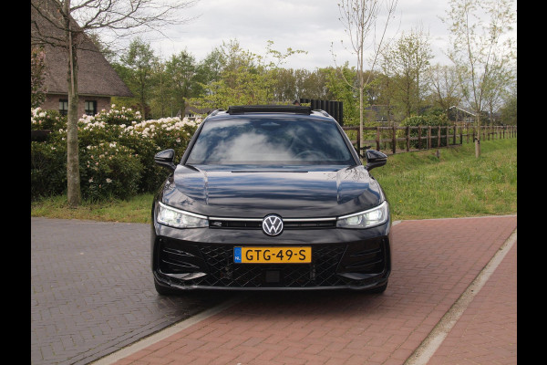 Volkswagen Passat Variant 1.5 eHybrid R-Line Edition | Panoramadak | Black-Style | Head-Up Display | Trekhaak | Sfeerverlichting | NL-Auto |