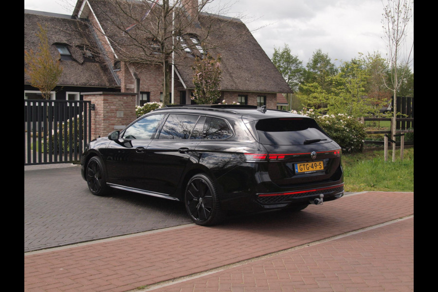 Volkswagen Passat Variant 1.5 eHybrid R-Line Edition | Panoramadak | Black-Style | Head-Up Display | Trekhaak | Sfeerverlichting | NL-Auto |