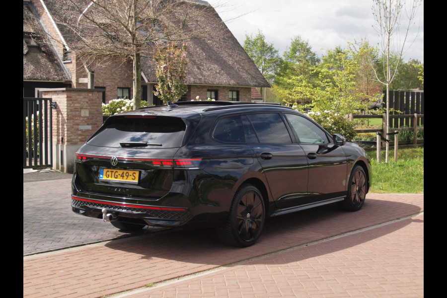 Volkswagen Passat Variant 1.5 eHybrid R-Line Edition | Panoramadak | Black-Style | Head-Up Display | Trekhaak | Sfeerverlichting | NL-Auto |