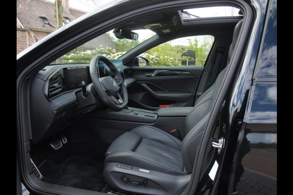 Volkswagen Passat Variant 1.5 eHybrid R-Line Edition | Panoramadak | Black-Style | Head-Up Display | Trekhaak | Sfeerverlichting | NL-Auto |