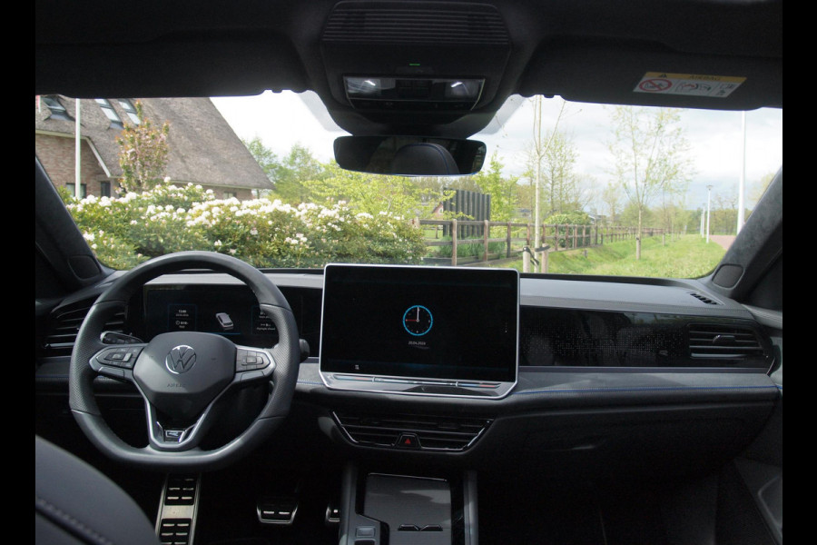 Volkswagen Passat Variant 1.5 eHybrid R-Line Edition | Panoramadak | Black-Style | Head-Up Display | Trekhaak | Sfeerverlichting | NL-Auto |