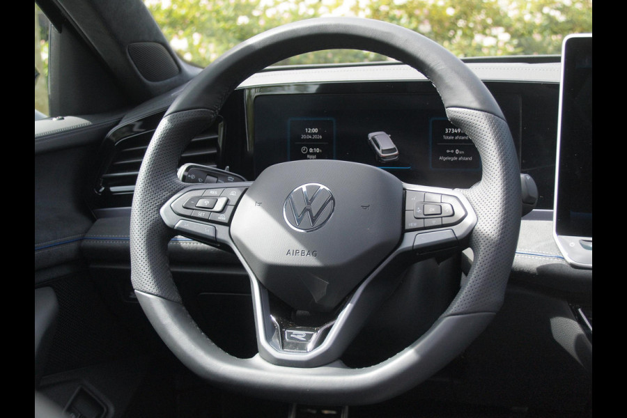 Volkswagen Passat Variant 1.5 eHybrid R-Line Edition | Panoramadak | Black-Style | Head-Up Display | Trekhaak | Sfeerverlichting | NL-Auto |