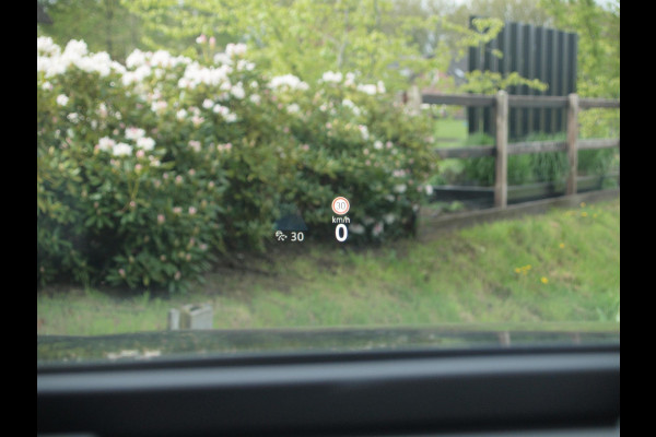 Volkswagen Passat Variant 1.5 eHybrid R-Line Edition | Panoramadak | Black-Style | Head-Up Display | Trekhaak | Sfeerverlichting | NL-Auto |