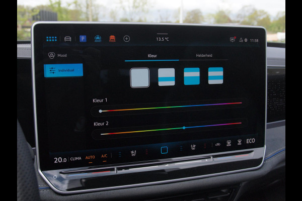 Volkswagen Passat Variant 1.5 eHybrid R-Line Edition | Panoramadak | Black-Style | Head-Up Display | Trekhaak | Sfeerverlichting | NL-Auto |