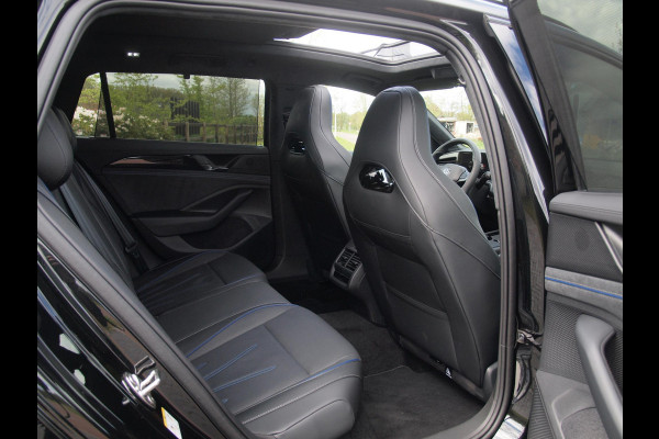 Volkswagen Passat Variant 1.5 eHybrid R-Line Edition | Panoramadak | Black-Style | Head-Up Display | Trekhaak | Sfeerverlichting | NL-Auto |