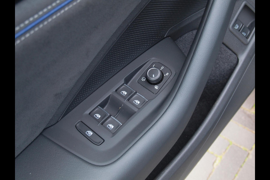 Volkswagen Passat Variant 1.5 eHybrid R-Line Edition | Panoramadak | Black-Style | Head-Up Display | Trekhaak | Sfeerverlichting | NL-Auto |