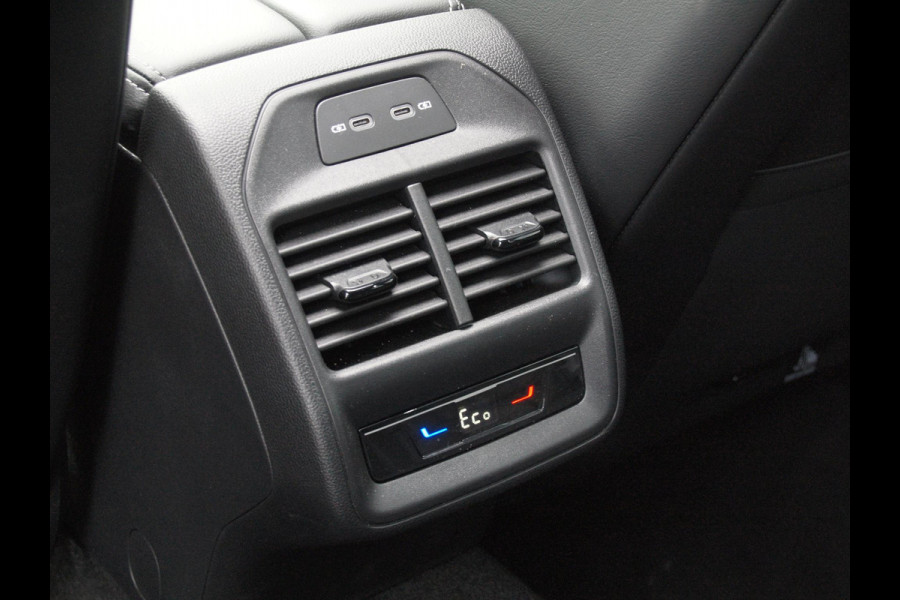 Volkswagen Passat Variant 1.5 eHybrid R-Line Edition | Panoramadak | Black-Style | Head-Up Display | Trekhaak | Sfeerverlichting | NL-Auto |