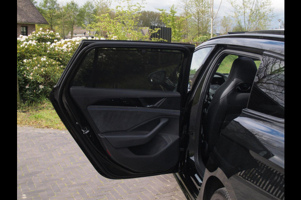 Volkswagen Passat Variant 1.5 eHybrid R-Line Edition | Panoramadak | Black-Style | Head-Up Display | Trekhaak | Sfeerverlichting | NL-Auto |