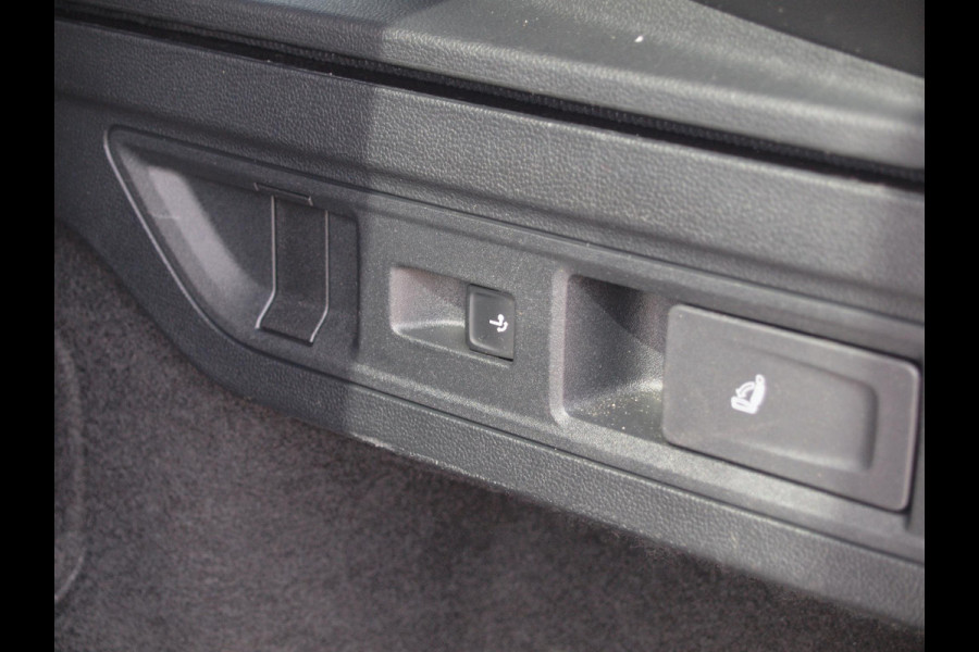 Volkswagen Passat Variant 1.5 eHybrid R-Line Edition | Panoramadak | Black-Style | Head-Up Display | Trekhaak | Sfeerverlichting | NL-Auto |