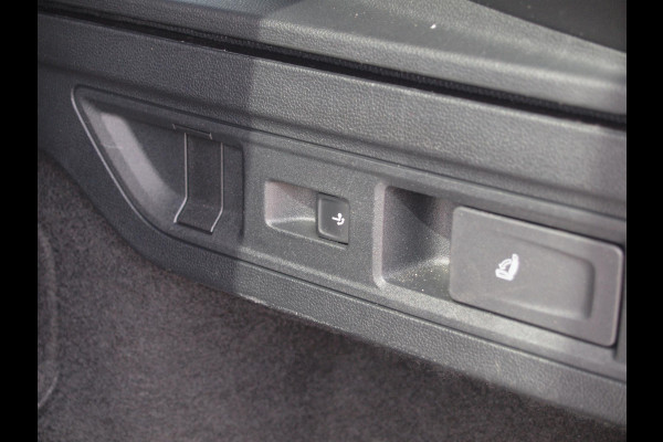 Volkswagen Passat Variant 1.5 eHybrid R-Line Edition | Panoramadak | Black-Style | Head-Up Display | Trekhaak | Sfeerverlichting | NL-Auto |