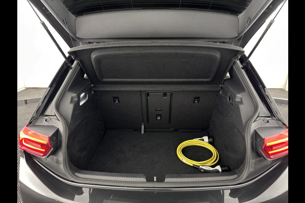Volkswagen ID.3 First Plus 58 kWh [ 3-Fase ] {SOH-91%} (INCL-BTW) *ADAPTIVE-CRUISE | MATRIX-LED | CAMERA | KEYLESS | MICROFIBRE | AMBIENTLIGHT | NAVI-FULLMAP | DAB+ | ECC | HEATED-SPORTSEATS | DIGI-COCKPIT | 19''ALU*