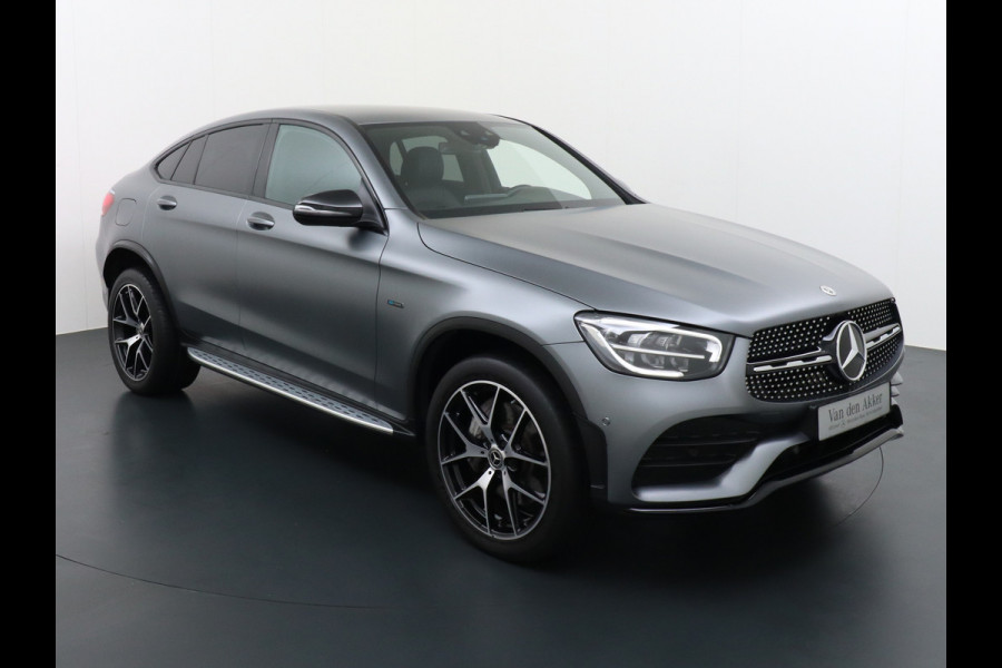 Mercedes-Benz GLC 300e Coupé AMG 4Matic // SoH 104,1% // Burmester / Magno Grijs // Nw. Banden // Dig. Dashbord // Carplay // Treeplanken // Night