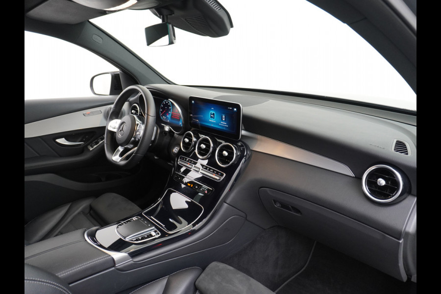 Mercedes-Benz GLC 300e Coupé AMG 4Matic // SoH 104,1% // Burmester / Magno Grijs // Nw. Banden // Dig. Dashbord // Carplay // Treeplanken // Night